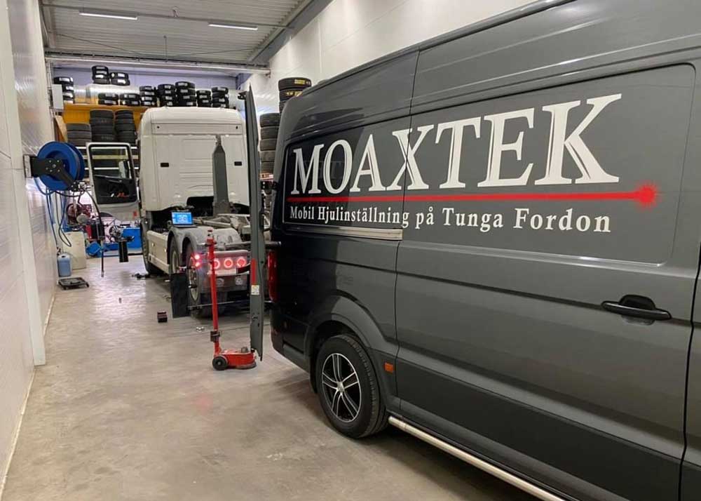 Moaxteks servicebil inne i en verkstad.